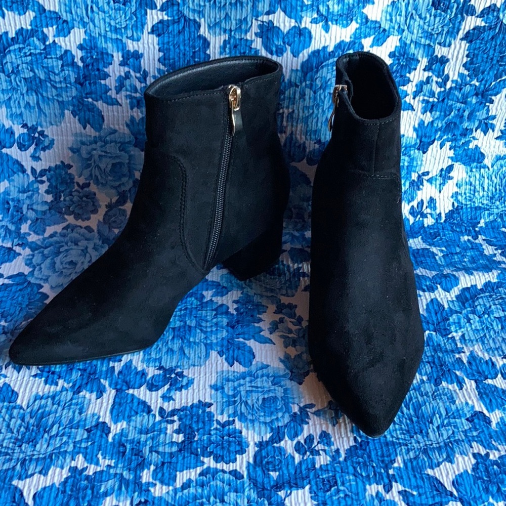 4/$20 Lulu’s Sophia black suede pointed toe booties